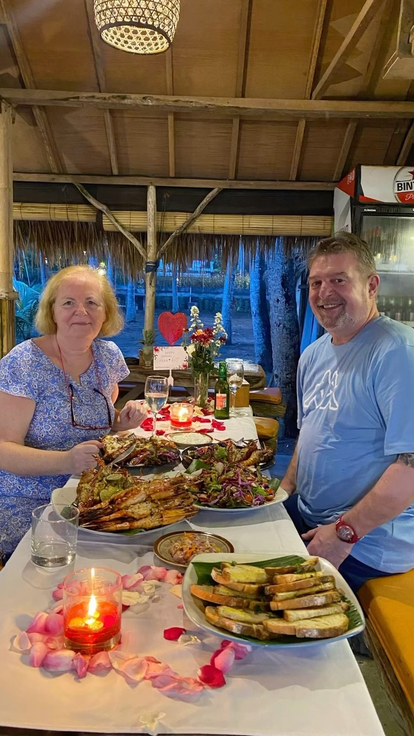 Meja Makan Beratap