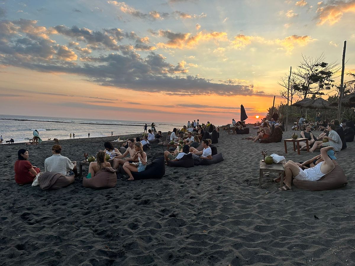Bersantai di Pantai Pasir Hitam