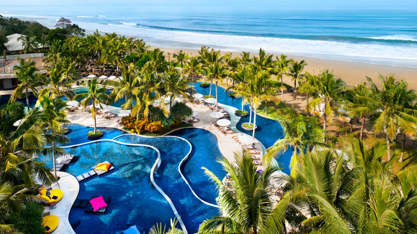 Suasana pool atau pantai siang hari di WET DECK at W Bali Seminyak.