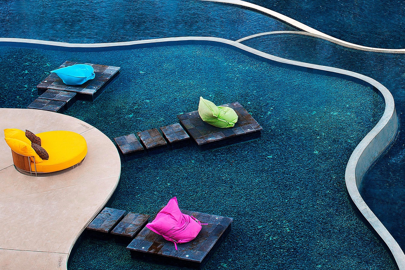 Lounger tepi kolam