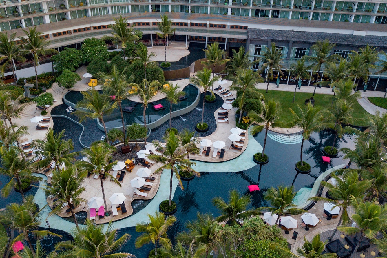 Overview WET pool dan resort di W Bali