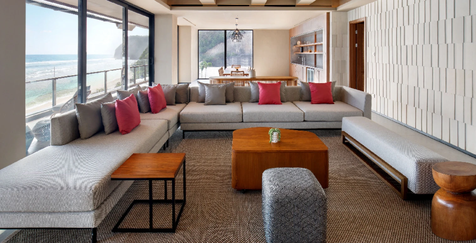 Interior Party Executive Suite dengan sofa luas