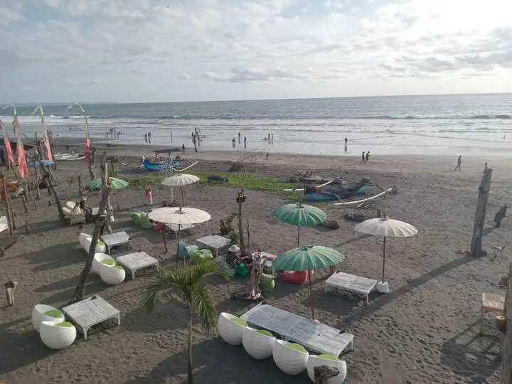Overview pantai pasir hitam di depan Yeh Gangga Beach Club by Uname
