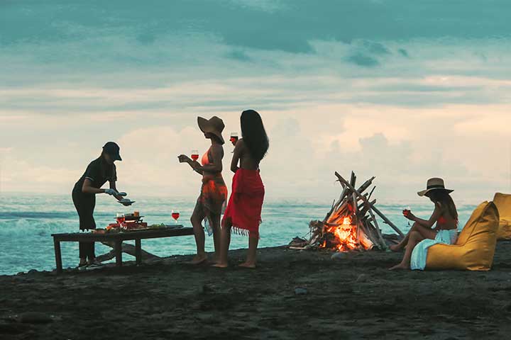 Spot foto pantai dan api unggun di Yeh Gangga Beach Club by Uname