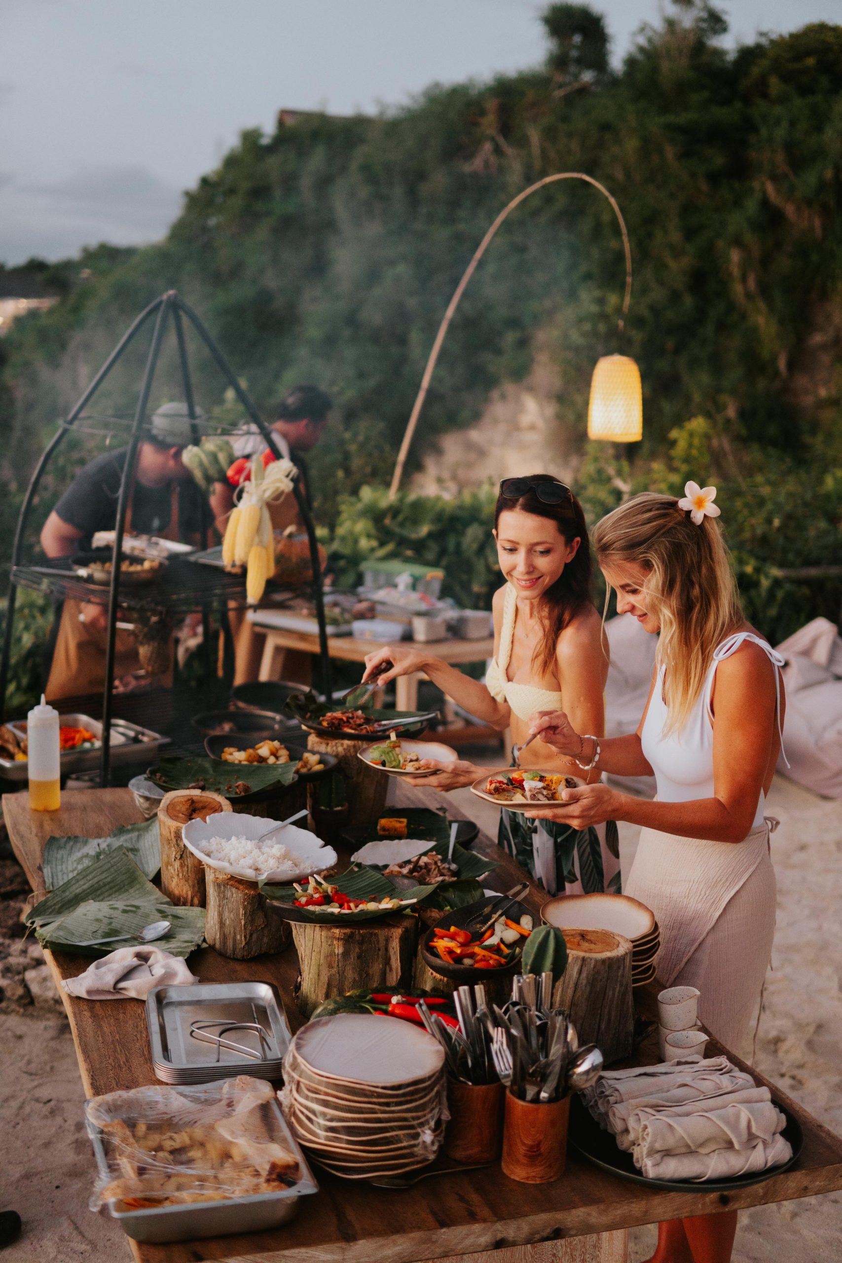Setup dining tepi pantai Suku Beach Club untuk rencana sore