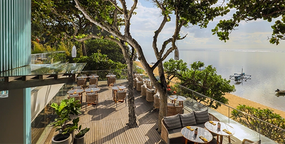 Tree Bar at Maya Sanurの海沿い席とビーチフロントの雰囲気