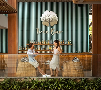 Tree Bar at Maya Sanurのバーカウンターとカクテルの雰囲気
