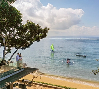 Tree Bar at Maya Sanurのテラスダイニング席