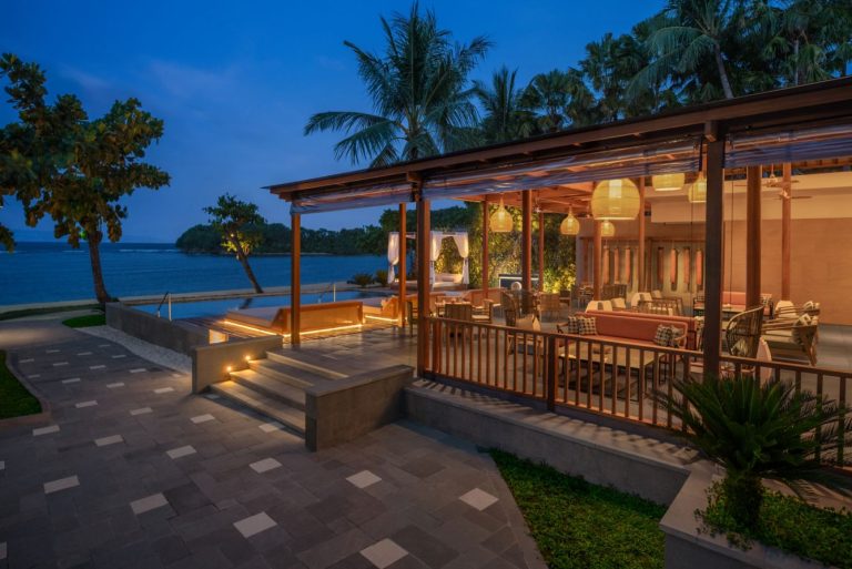 夕暮れの海とプールを望むKulkul Beach House