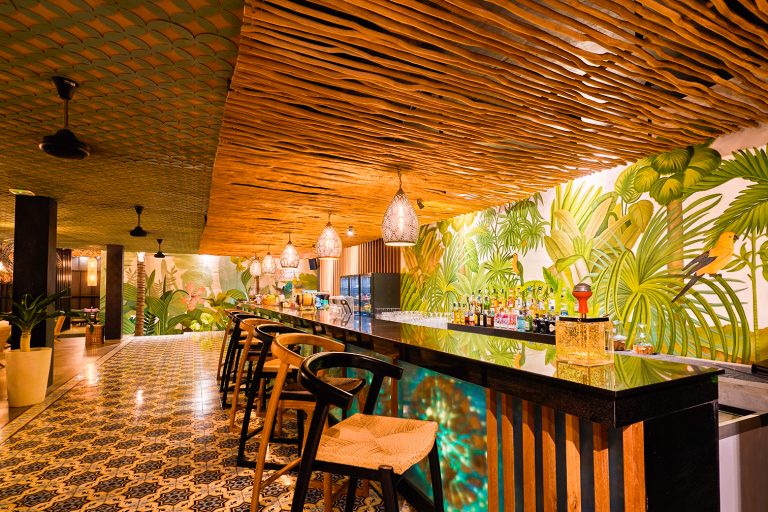 Kolam dan lounge Moonstone Beach Lounge menghadap laut