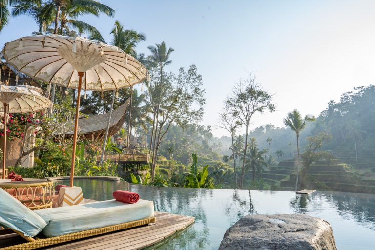 Kolam infinity dan daybed TIS Cafe Ubud menghadap sawah terasering