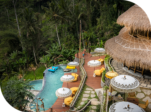 Tampilan luas kolam, lounger, dan restoran di TIS Cafe Ubud