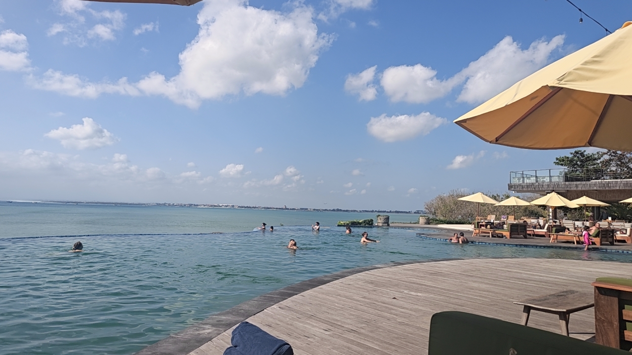 Dek pool tepi laut di Locca Sea House