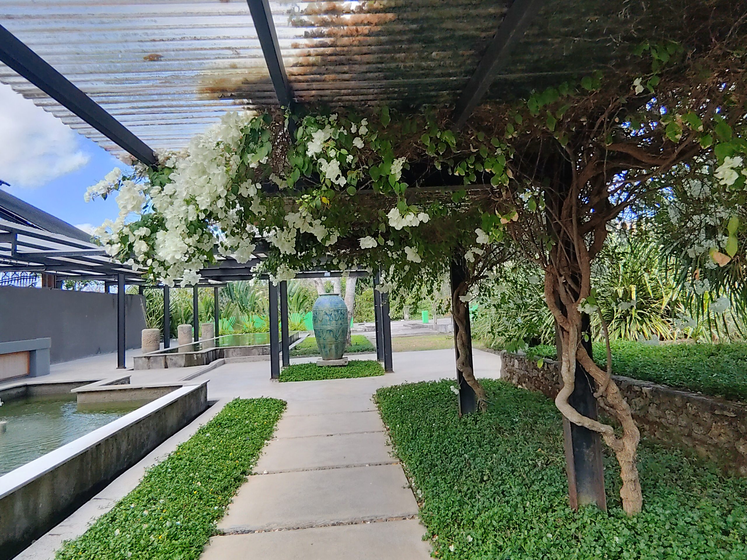 Jalur taman di Locca Sea House
