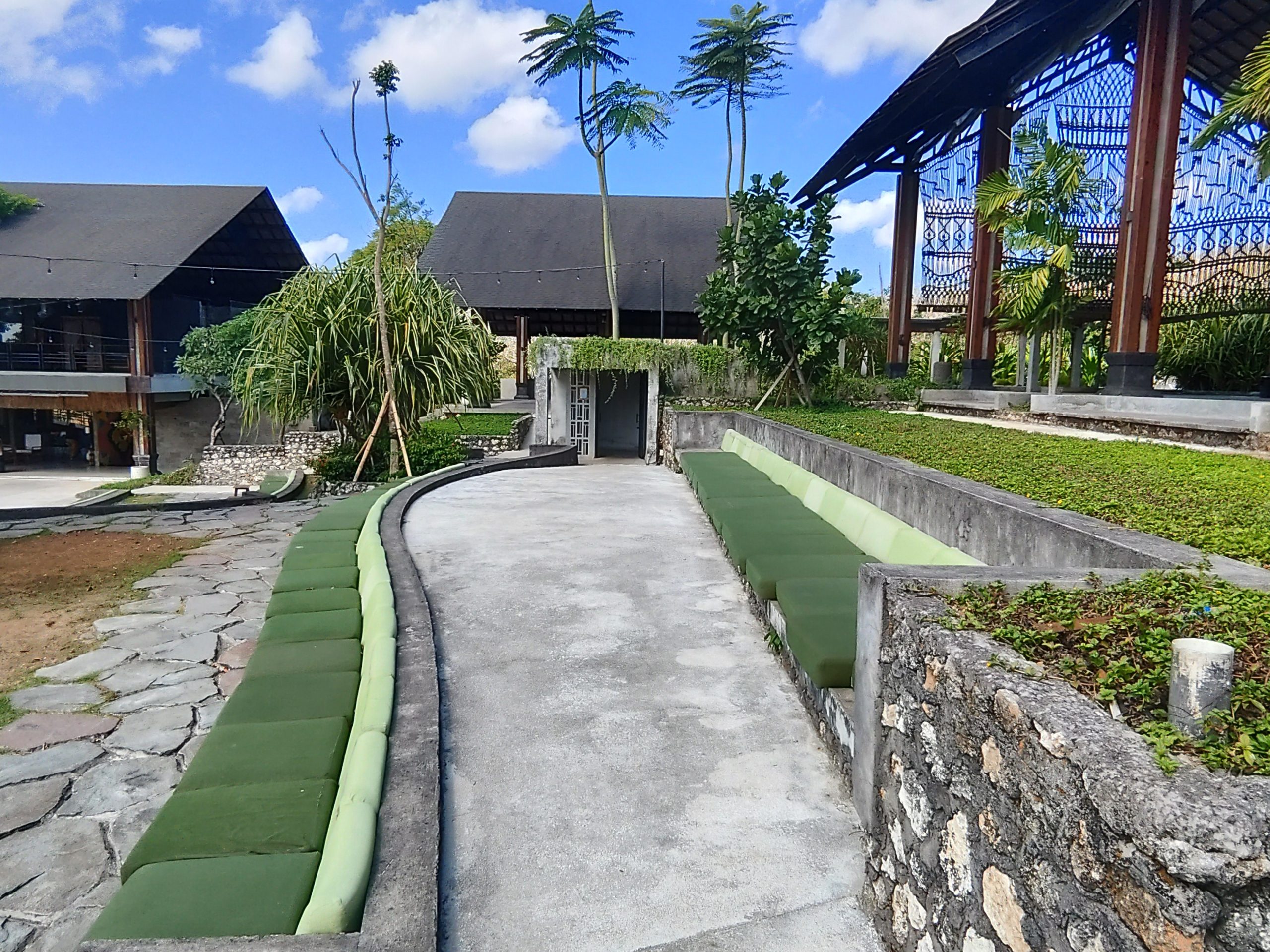 Area luar bertingkat di Locca Sea House