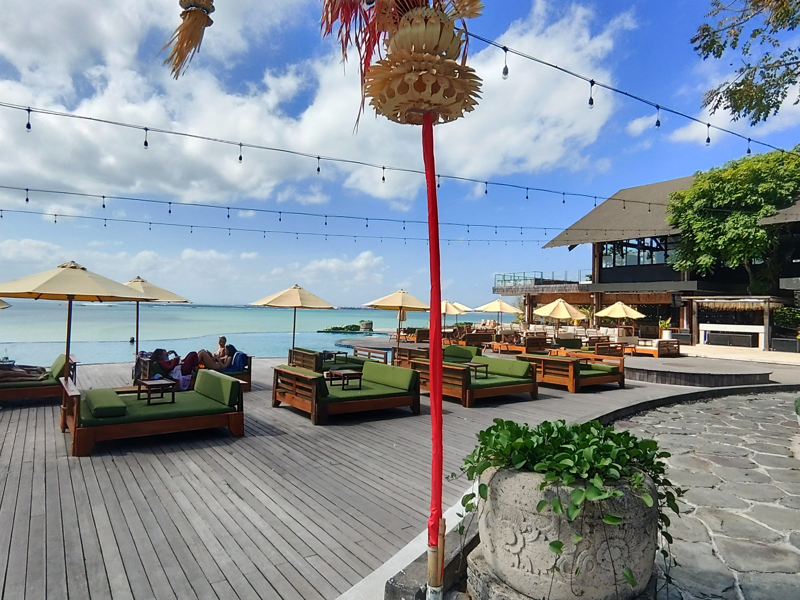 Dek pool dan daybed di Locca Sea House