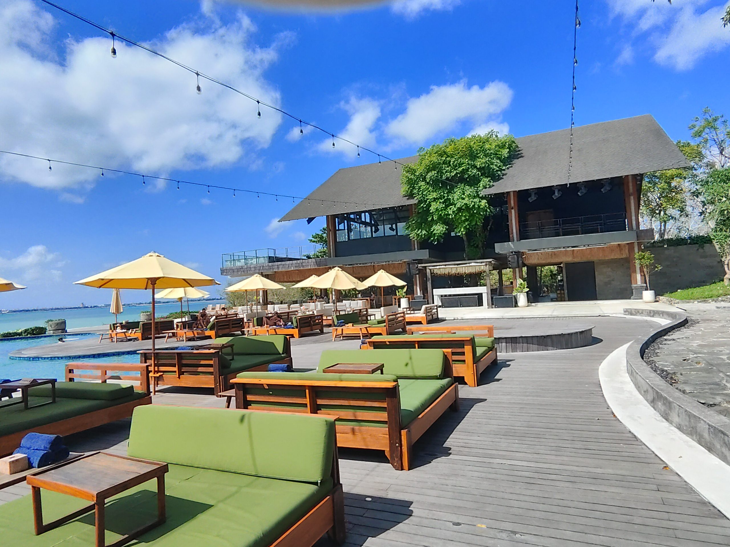 Pemandangan luas lounge pool Locca Sea House