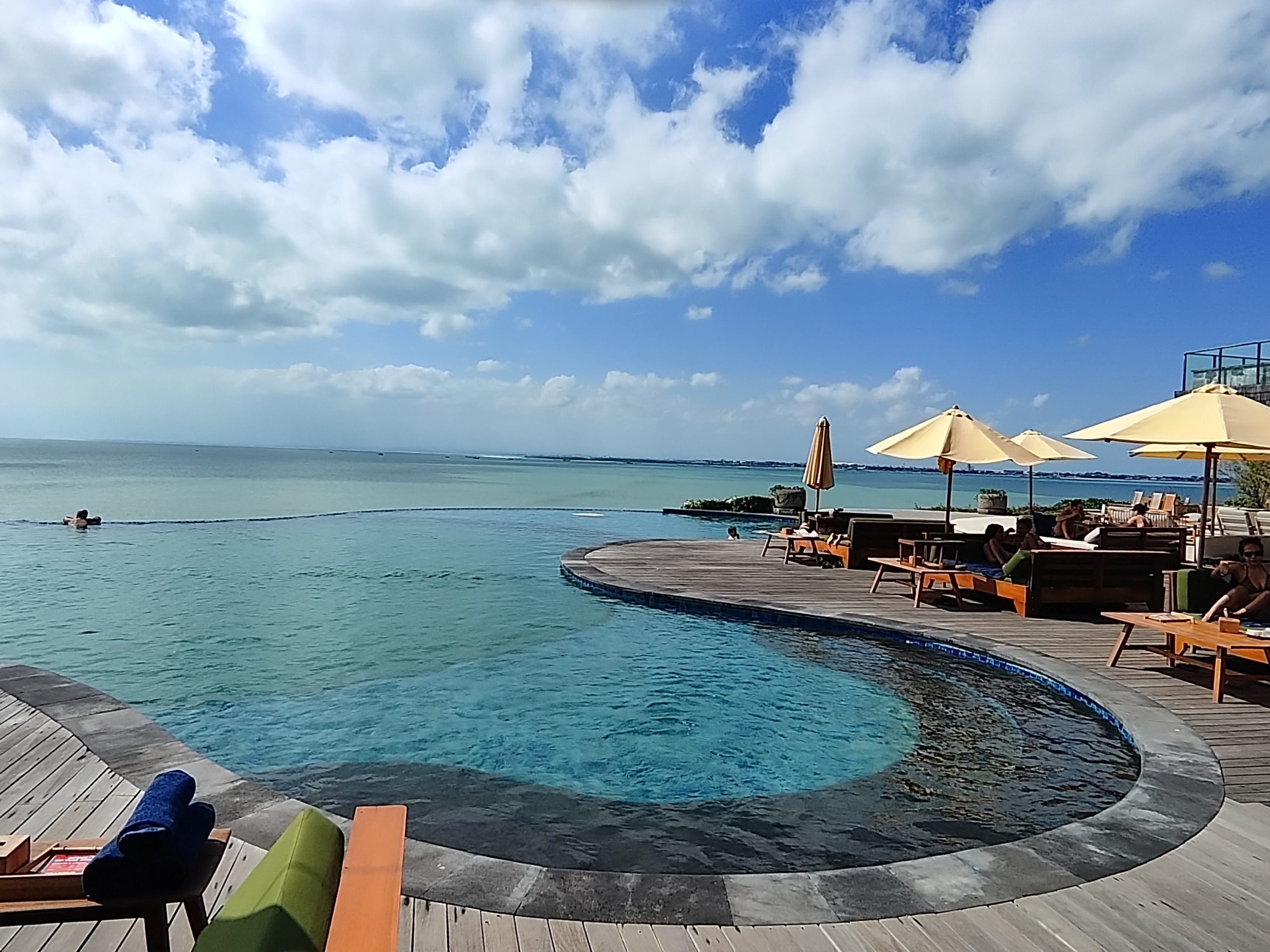 Infinity pool dan laut di Locca Sea House