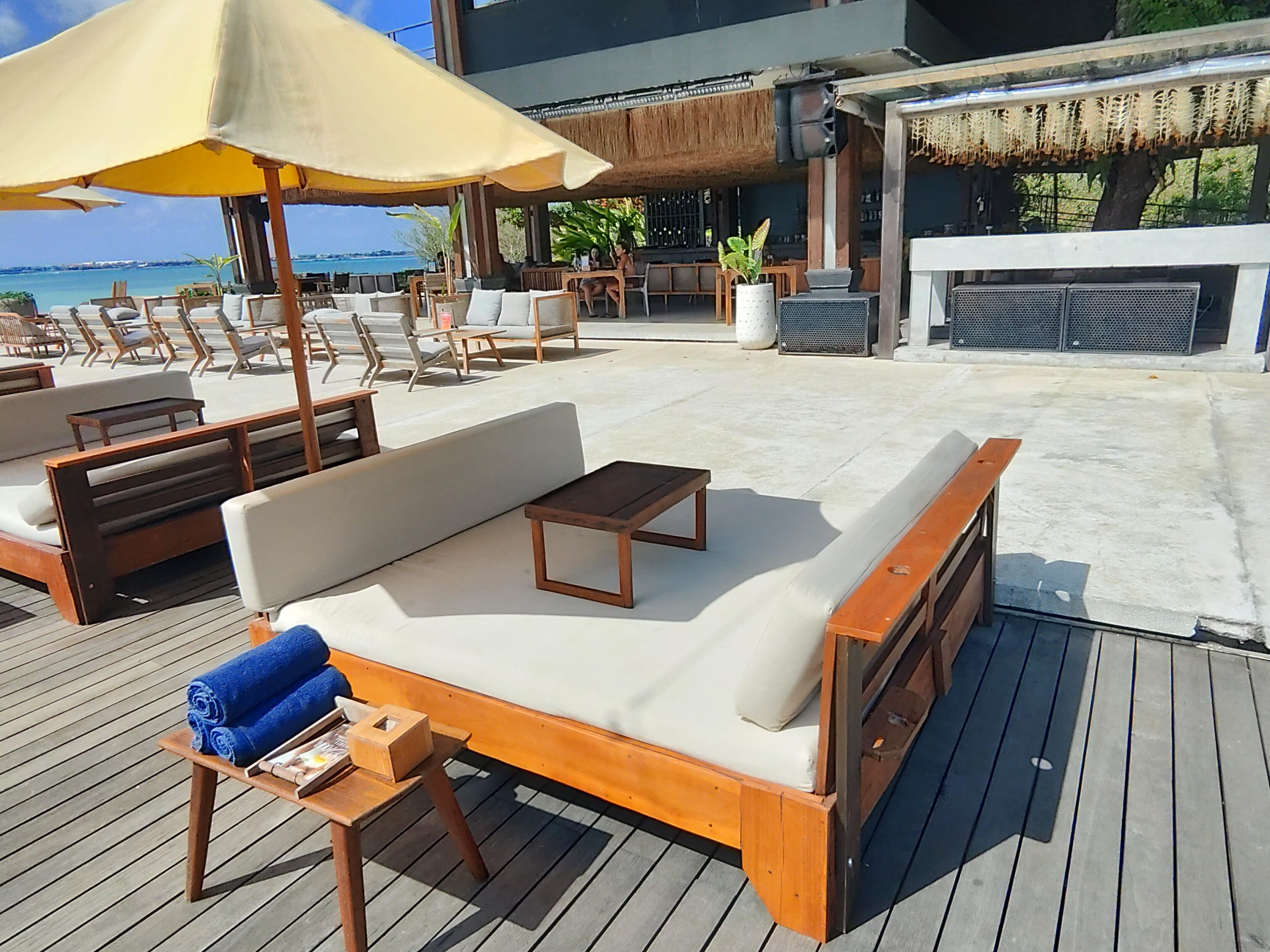 Pemandangan daybed tepi pool di Locca Sea House