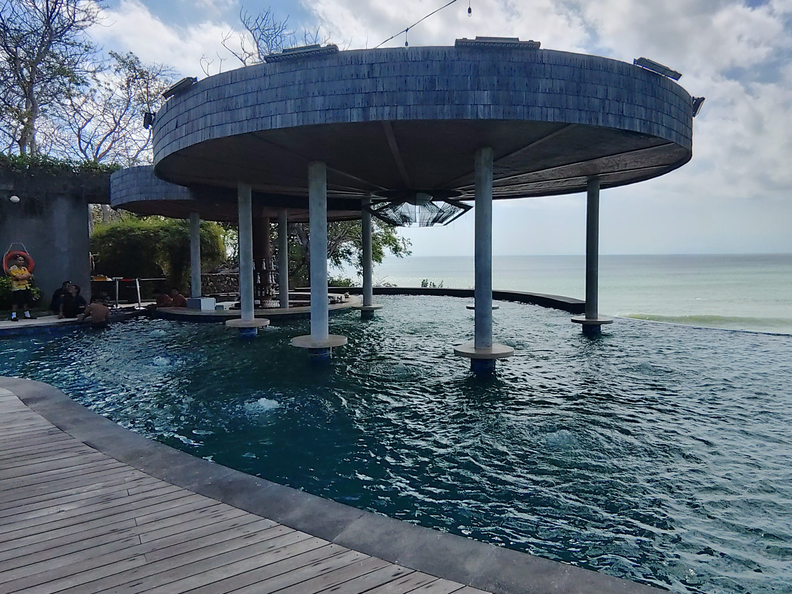 Pemandangan kanopi infinity pool Locca Sea House