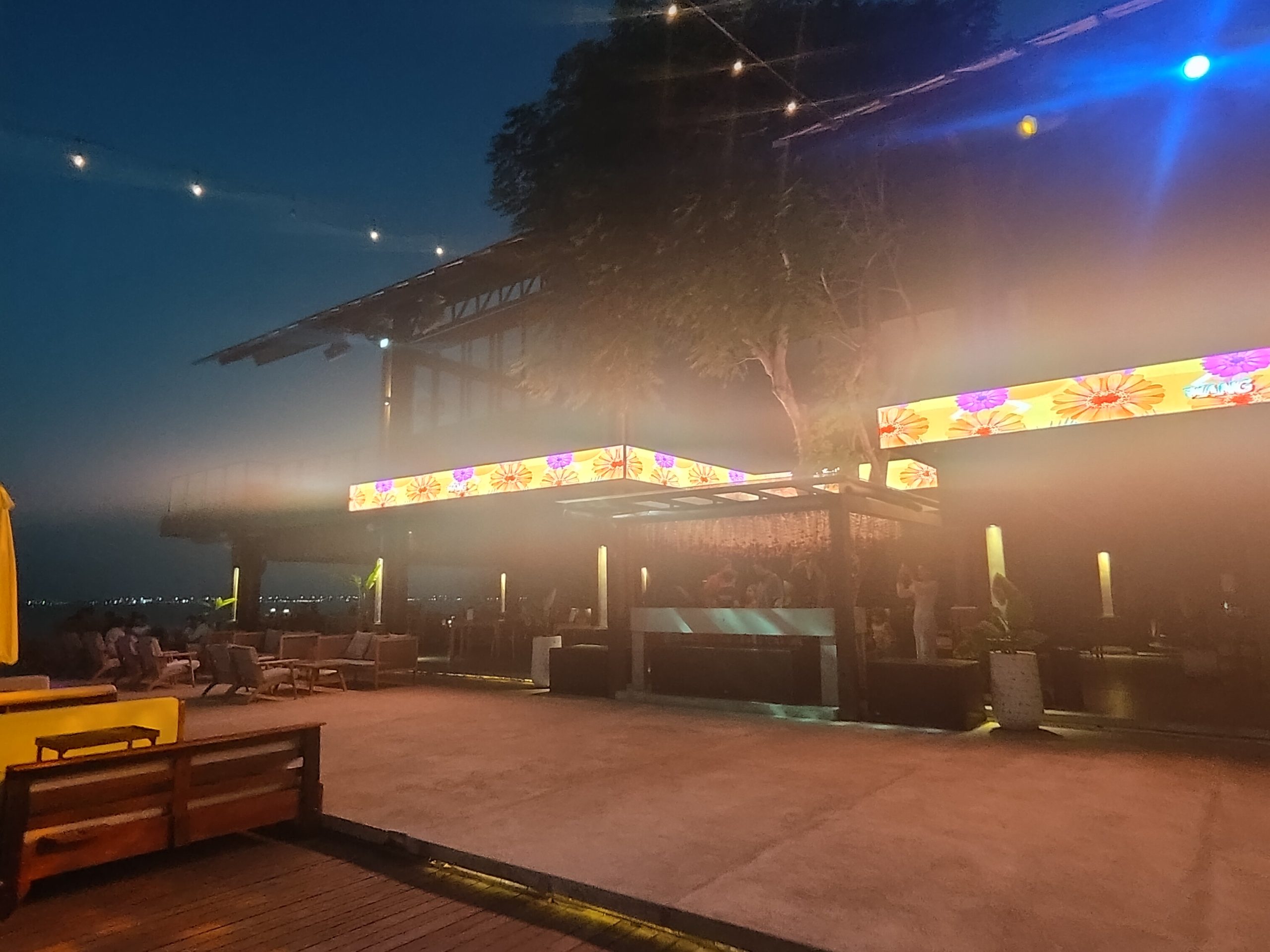 Panggung Locca Sea House pada malam hari