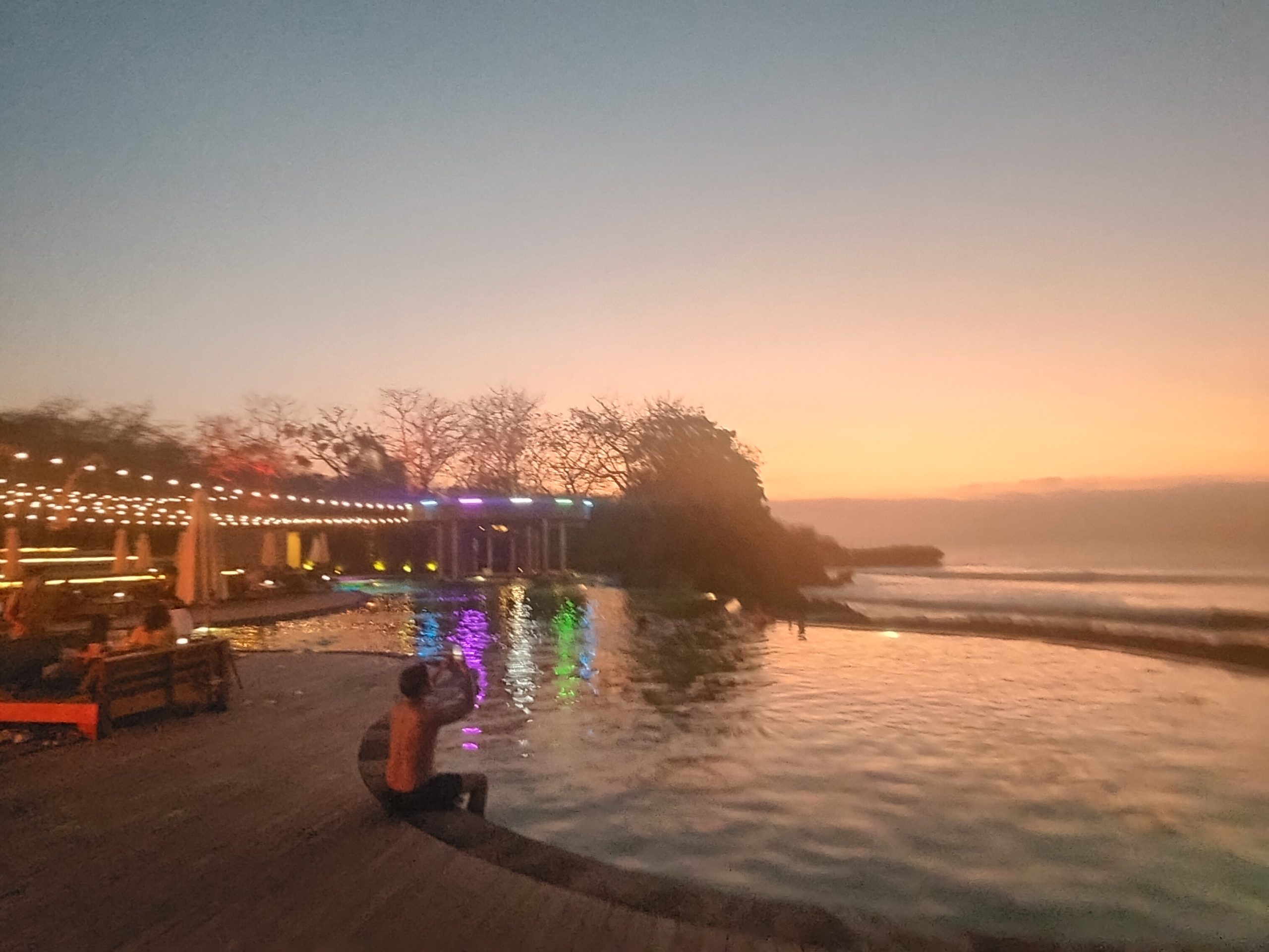 Pool Locca Sea House saat sunset