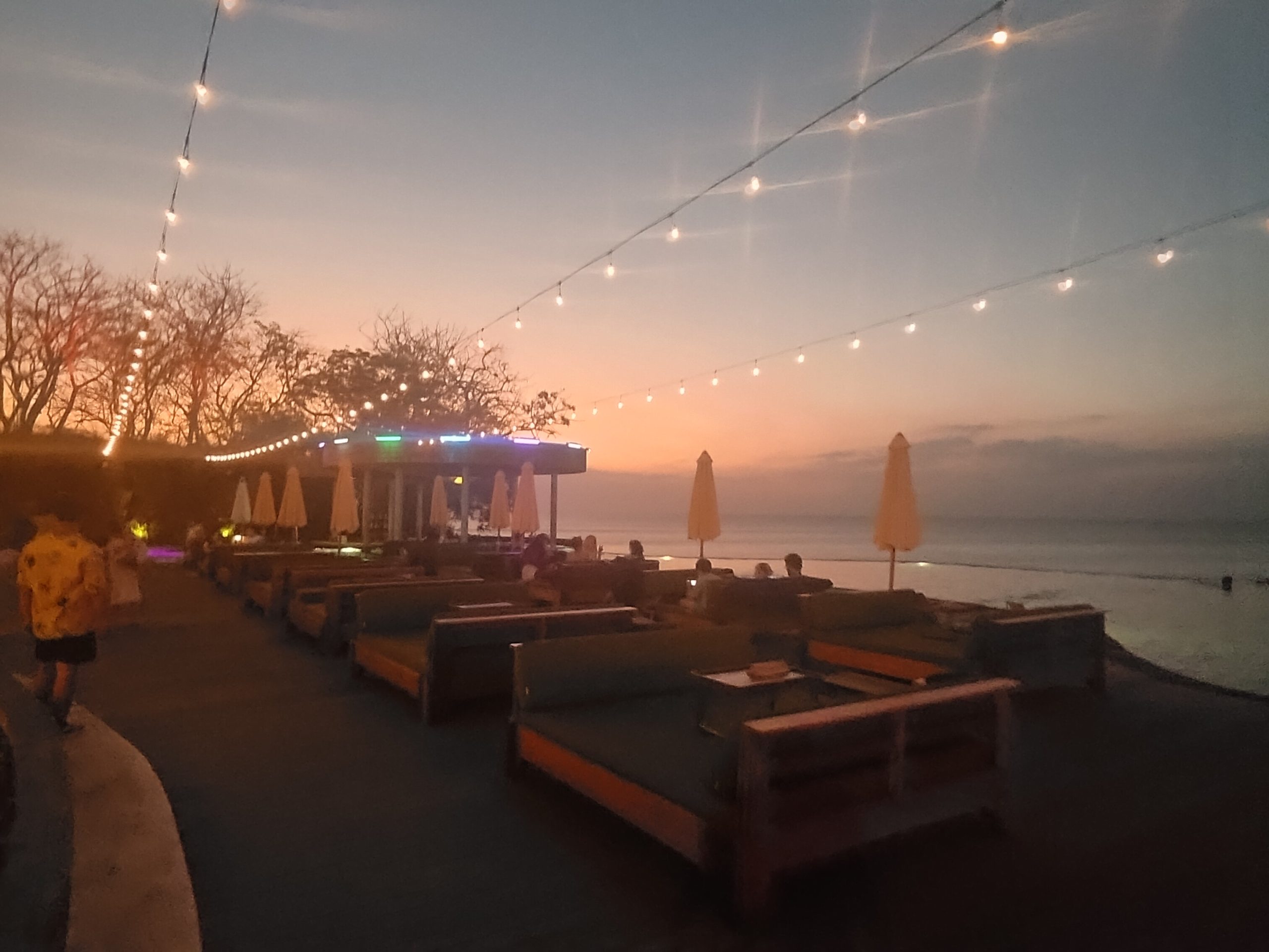 Dek Locca Sea House saat sunset