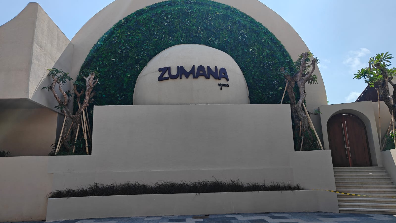 Zumana Beach Clubのロゴが見える正面エントランス外観