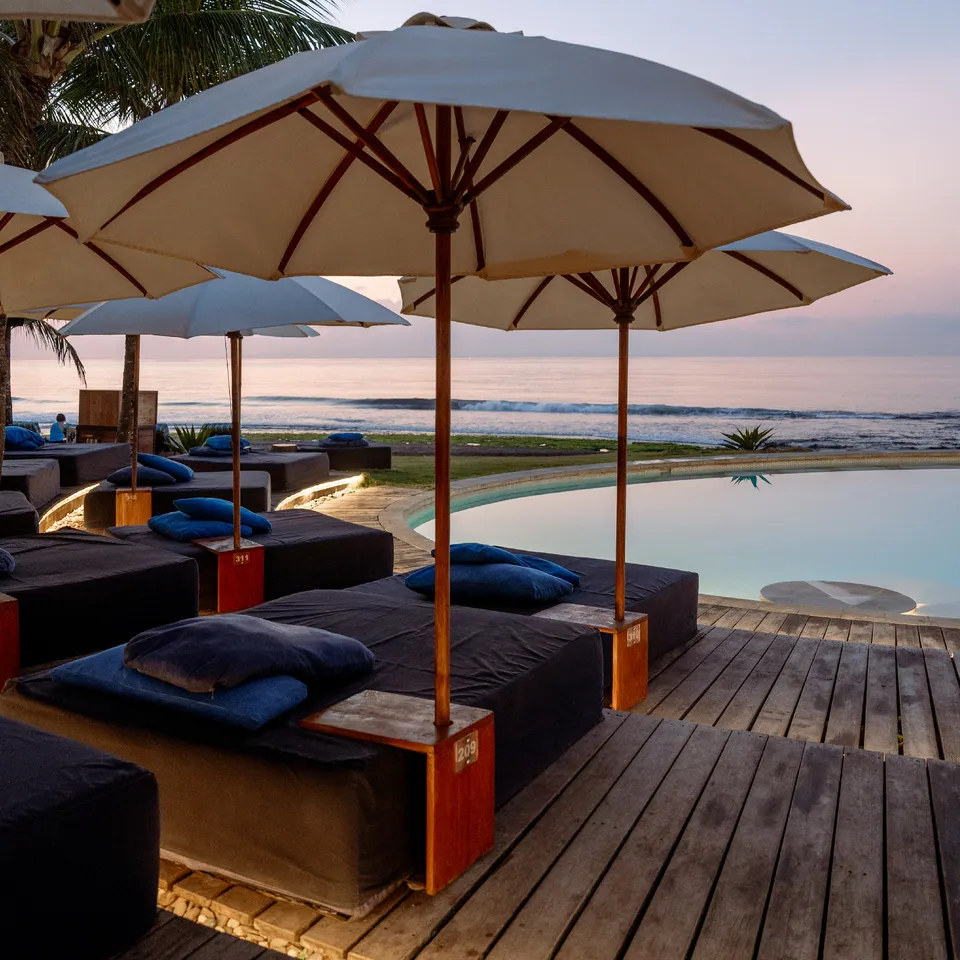 Daybed di sisi pool Komune Beach Club Keramas