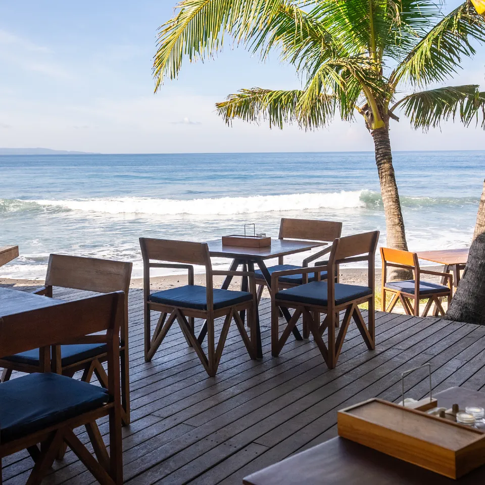 Restaurant table non-smoking dengan view laut di Komune Beach Club Keramas