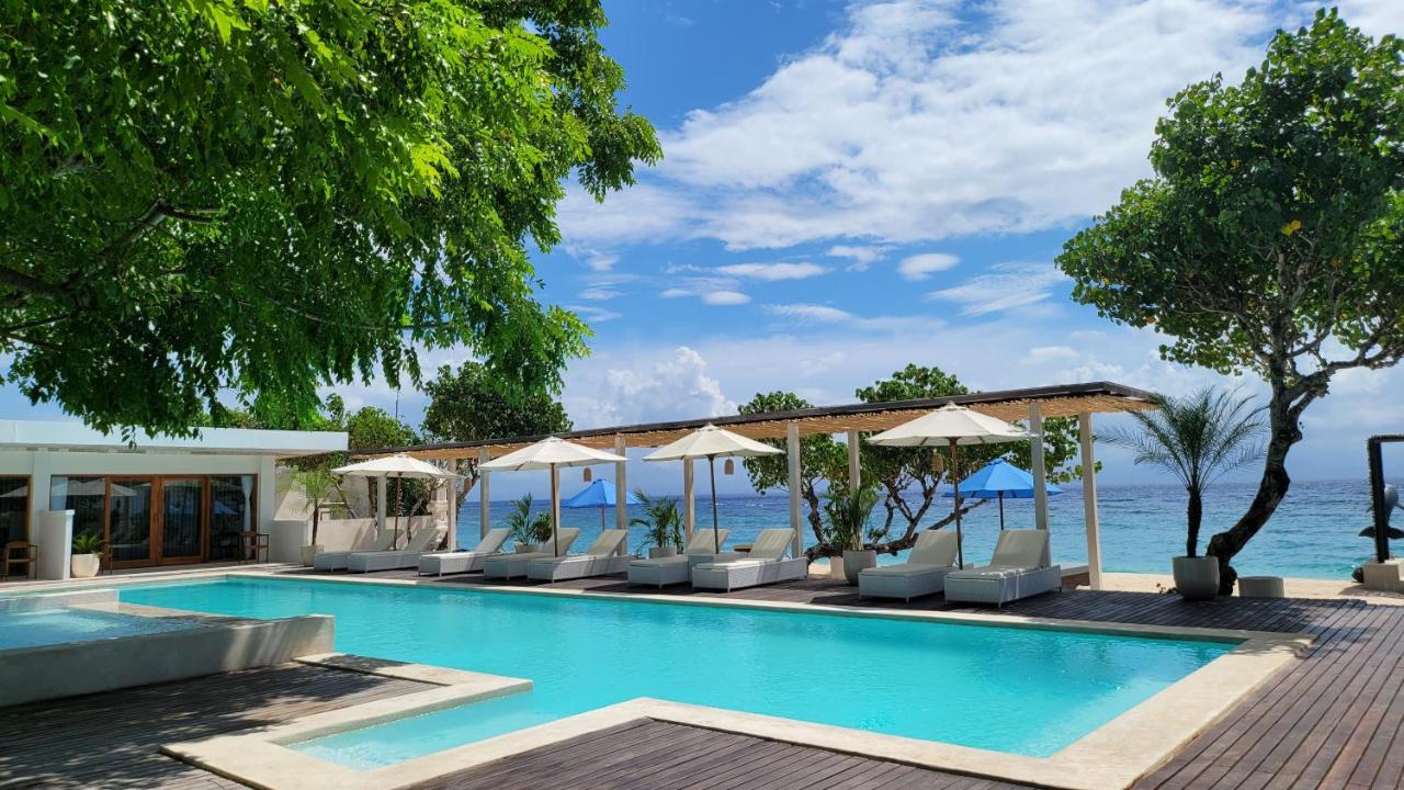 AMP Beach Clubのプールとビーチフロントの風景