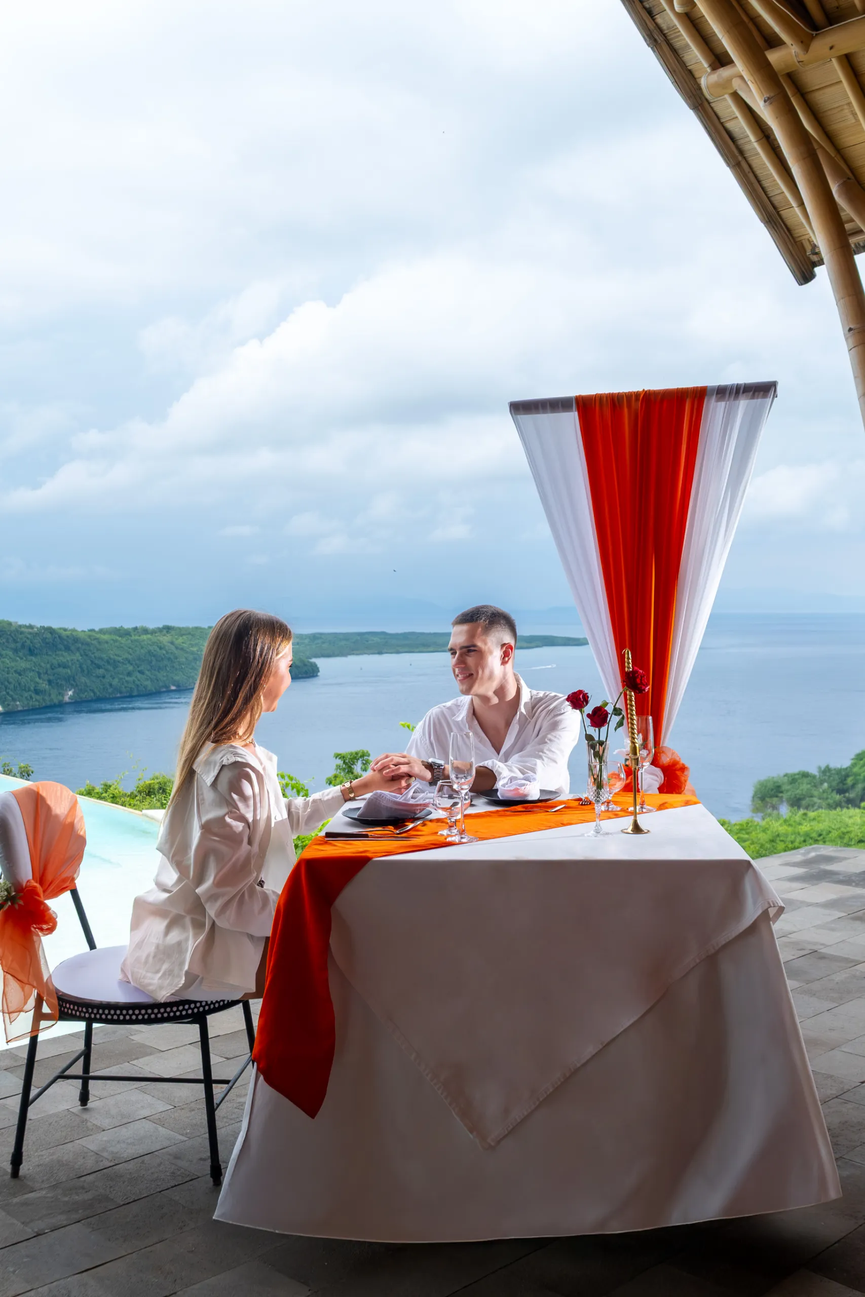 Meja romantic dining di Amok Sunset