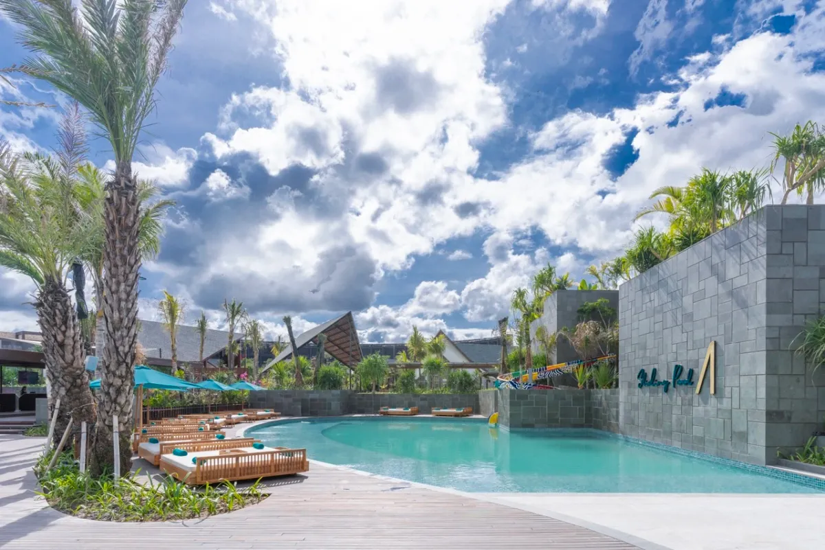 Gambaran pool siang di Atlas Beach Club