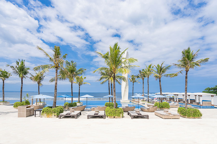 View pool sisi hotel VUE Beach Club