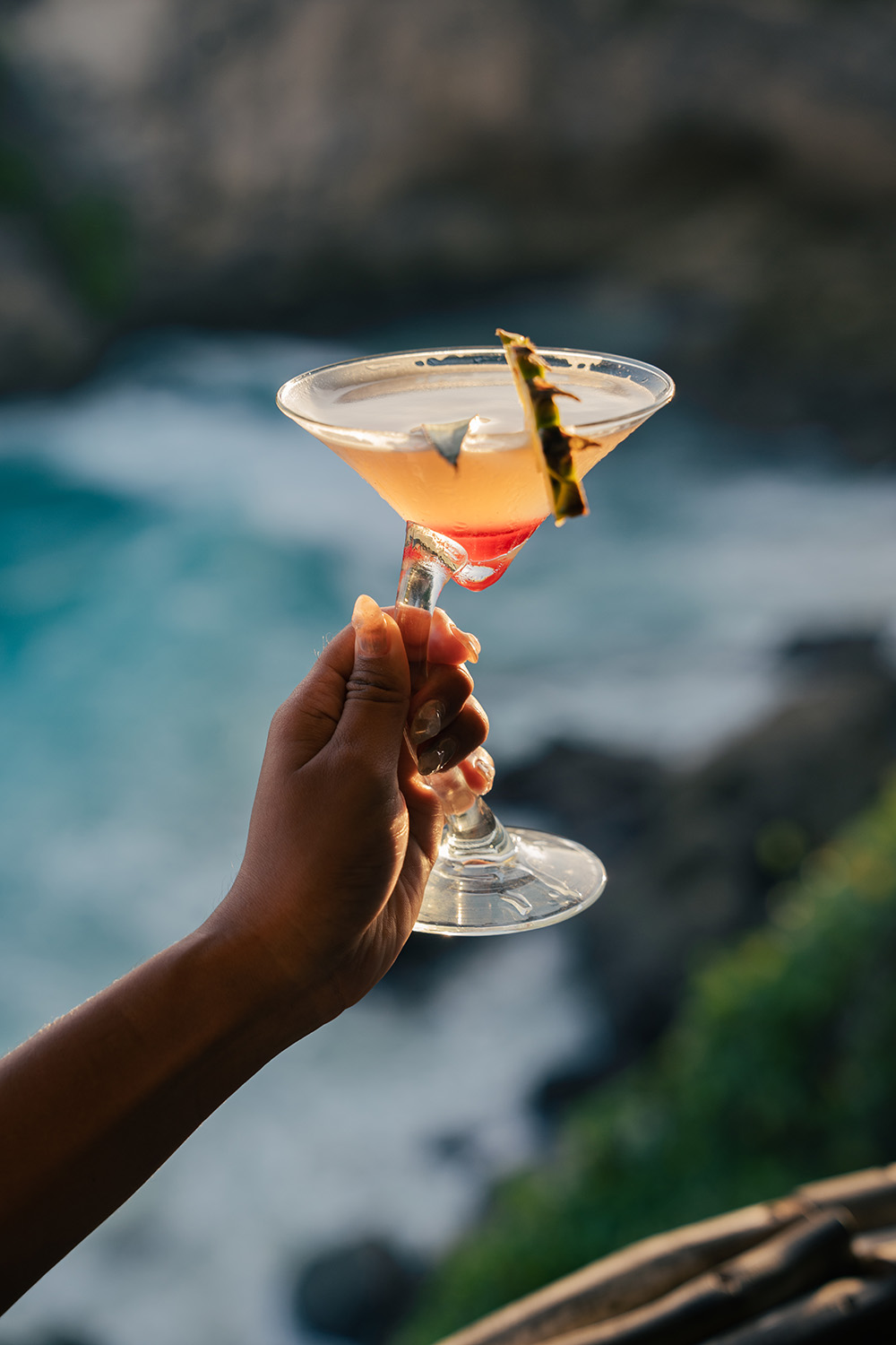 Cocktail Klyf Club dengan latar lagoon