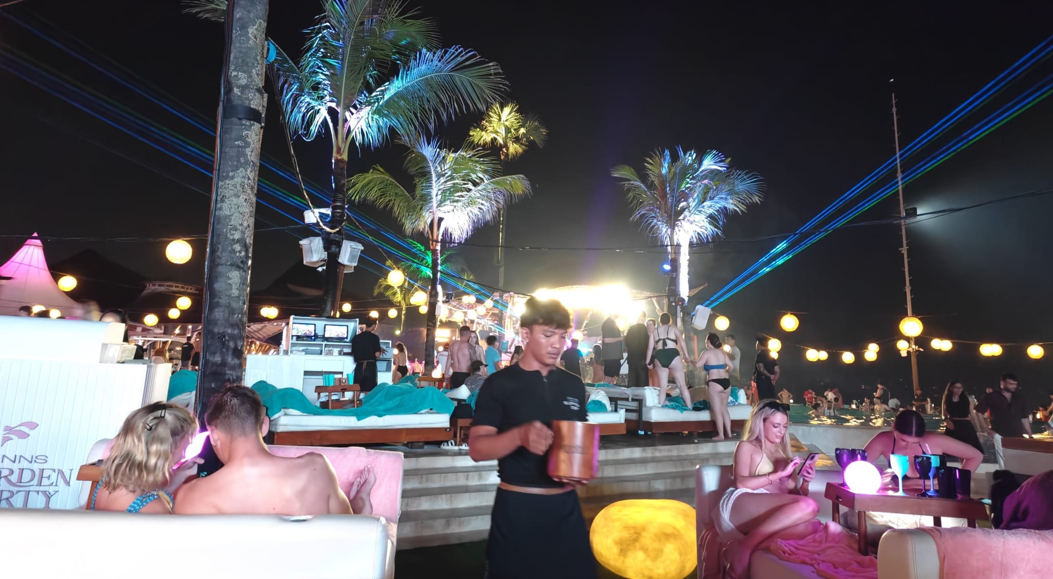 Malam hari, lighting dan musik membuat energi party FINNS terasa.
