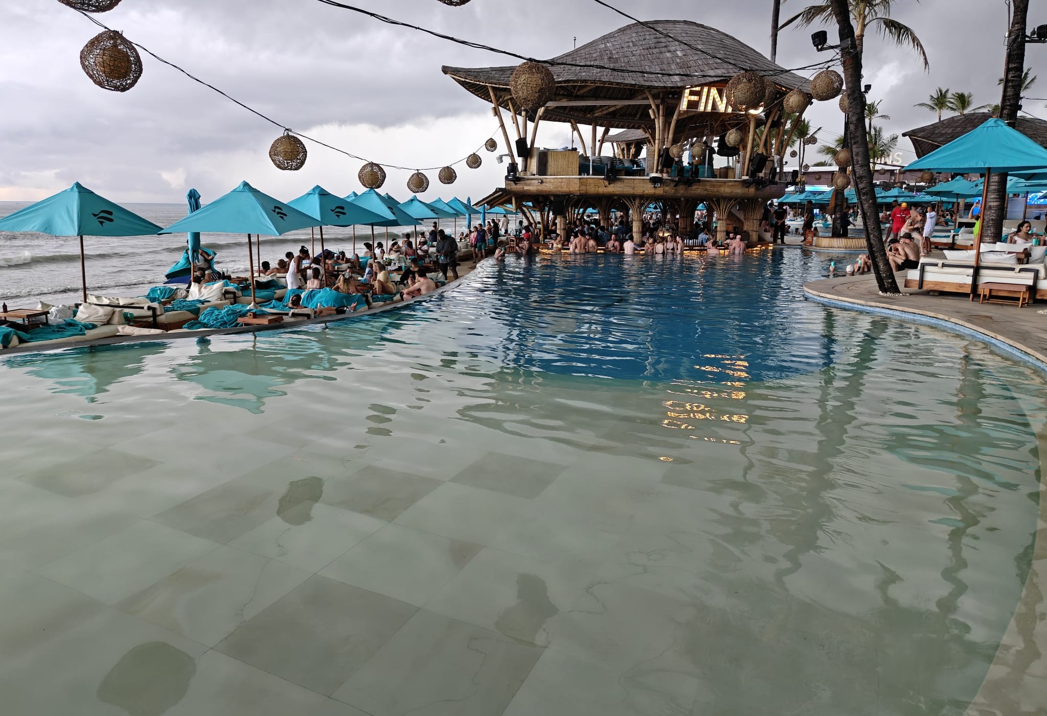 Area pool luas menjadi spot foto sekaligus patokan arah.