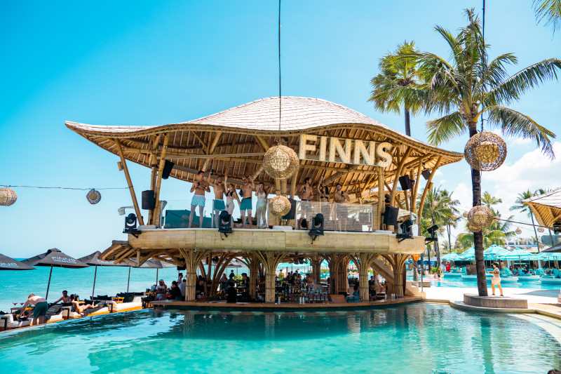 Seat Party Platform di FINNS Beach Party.