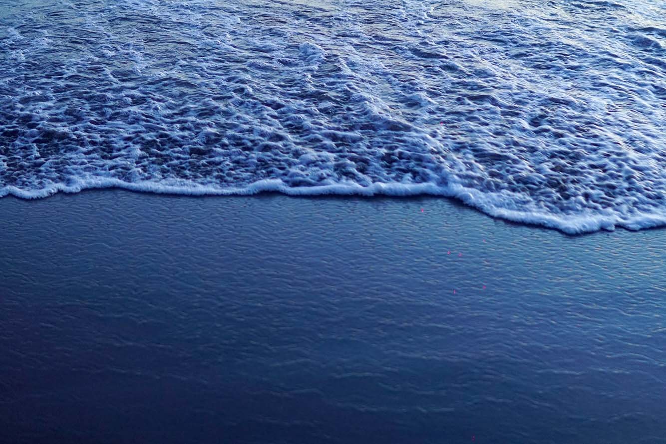 Ombak Pererenan Beach di depan Hippie Fish