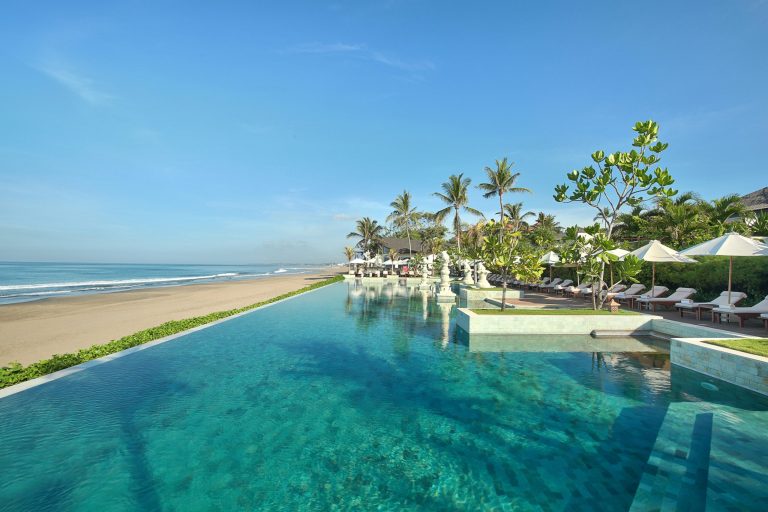 Pool Infinity Beach Club dengan pemandangan laut