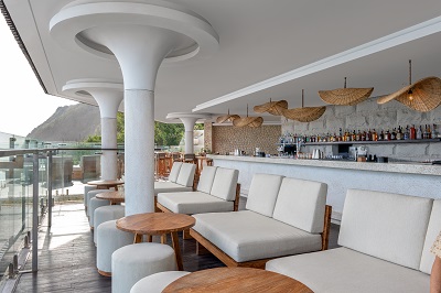 Deck 4 / Deck 7: Bar Deck / Peak Bistro