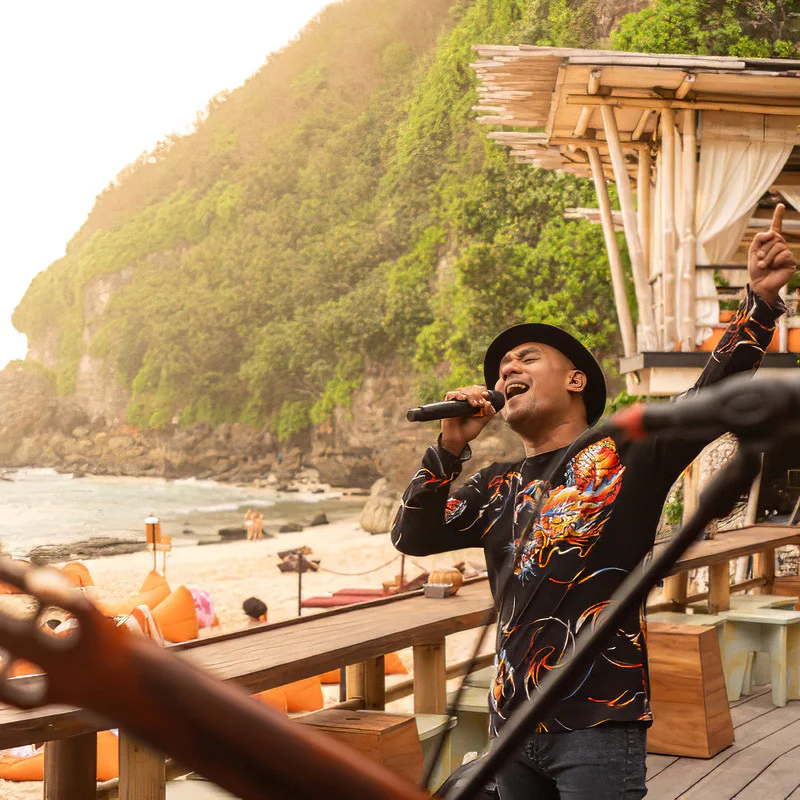 Live music di pantai Sundays Beach Club