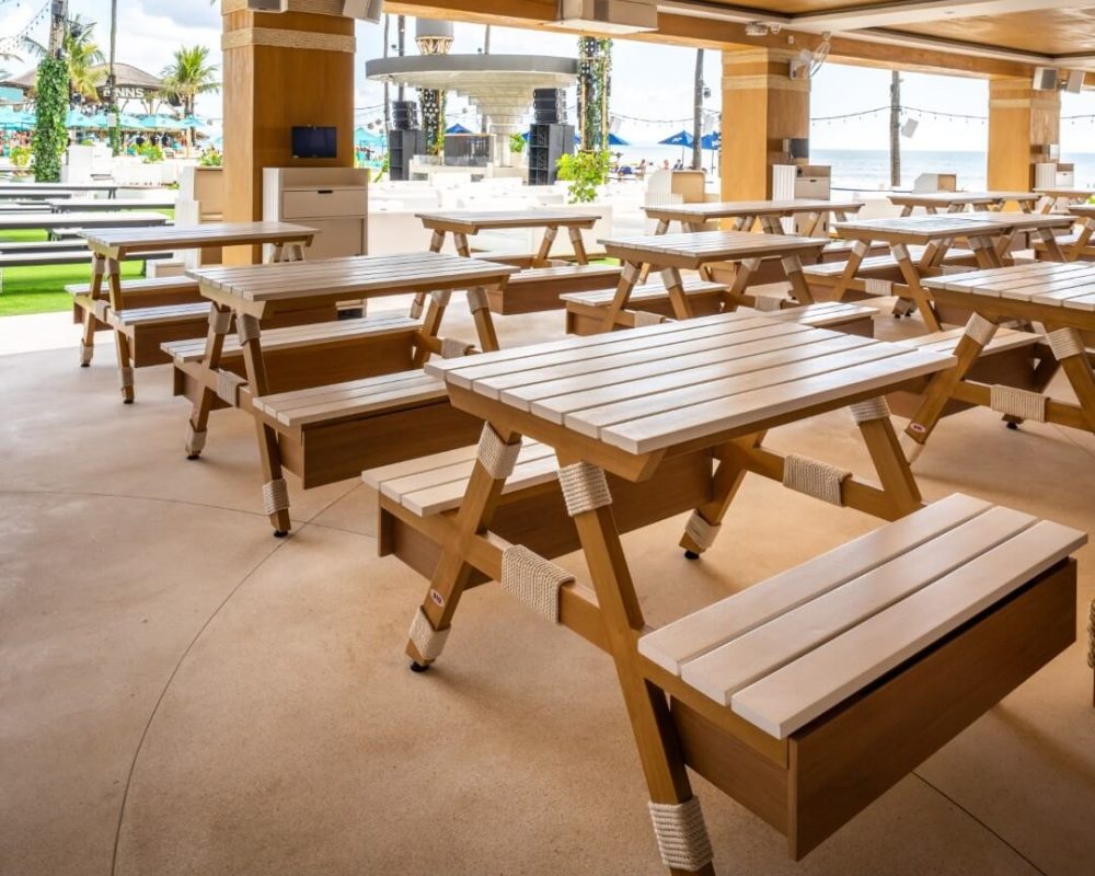 Garden Party Table Undercover Long Bar untuk 2-4 tamu.