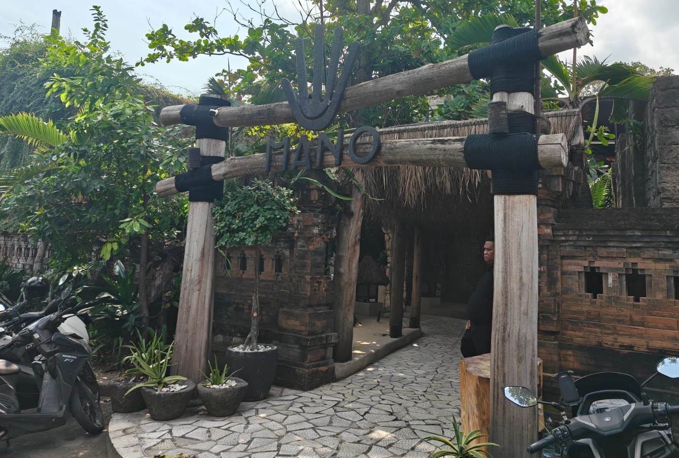 Pintu masuk kayu Mano Beach House