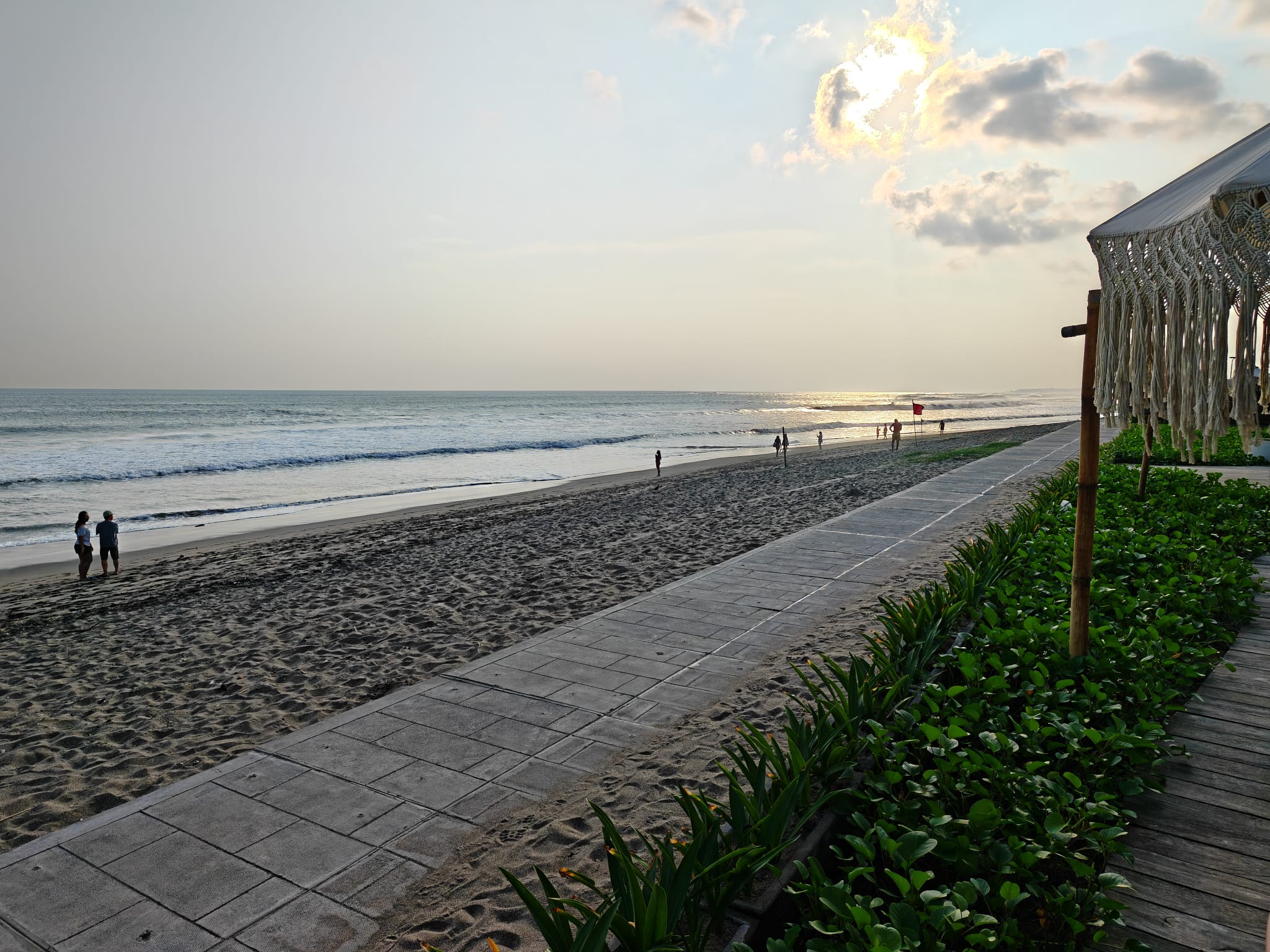 Mari Beach Club前のビーチと海沿いの景色。