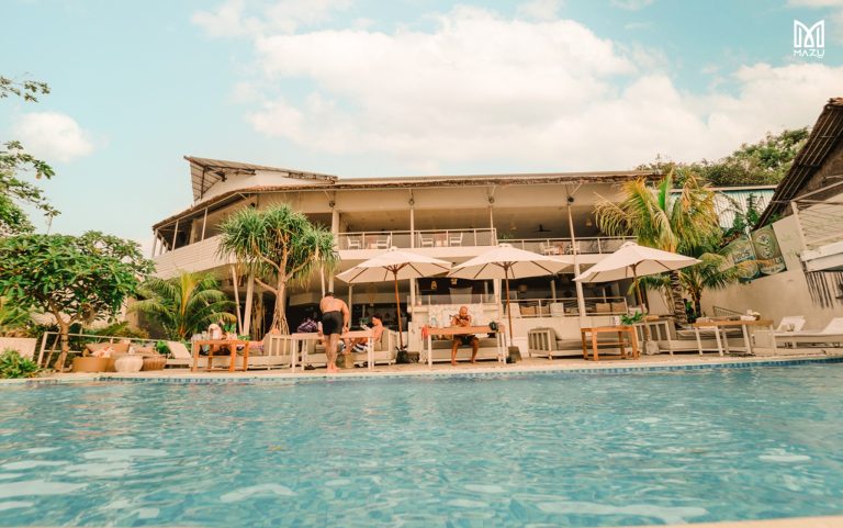 Mazu Beach Club Baliのプール前ラウンジと海辺の雰囲気 Mazu Beach Club Baliのプール前ラウンジと海辺の雰囲気