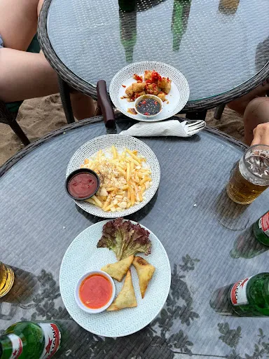 Memories Sanur Clubのテーブルに並ぶ軽食とビール