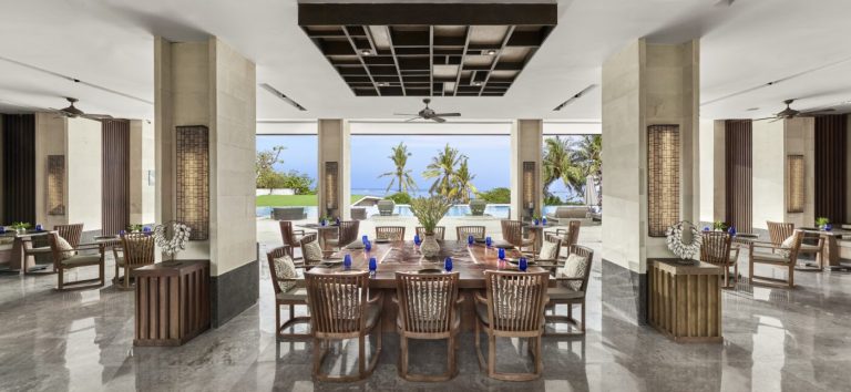 Nyala Beach Club & Grillのプールサイドレストラン