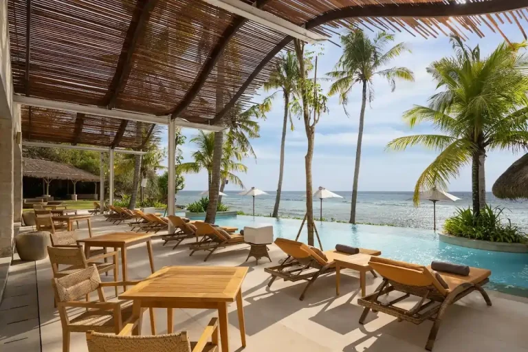 Lounger di tepi kolam Silo Beach Club