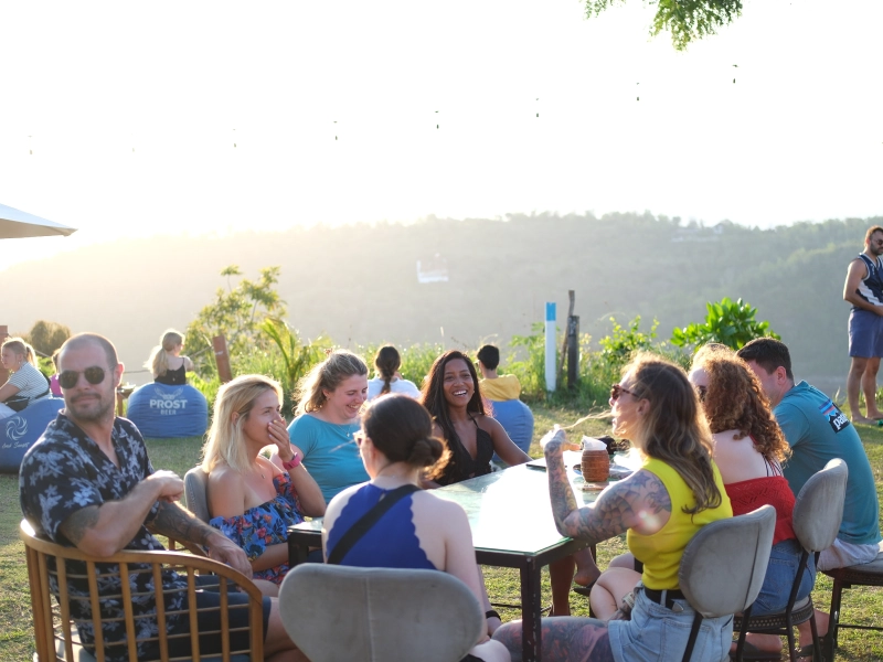 Meja grup garden di Amok Sunset